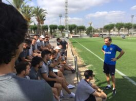 Alumnos de un curso de entrenadores en entrenamiento del Mestalla.