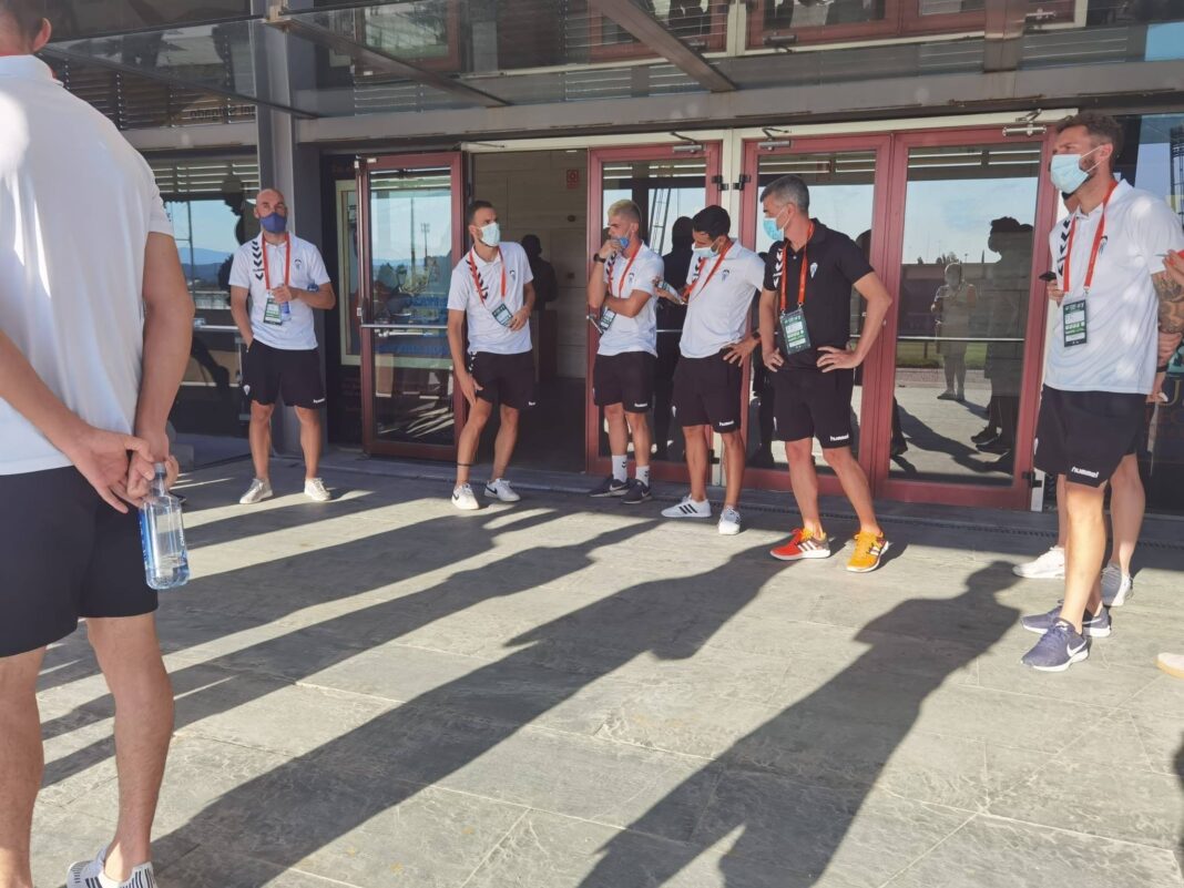 Plantilla del CD Alcoyano a su llegada a Las Rozas