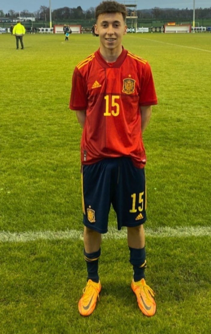 Un jugador del Valencia CF y otro del Levante UD en la convocatoria de España sub16