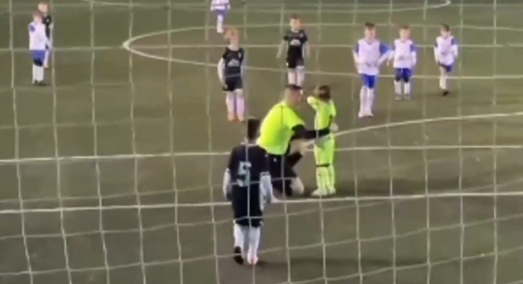 Árbitro bonito gesto