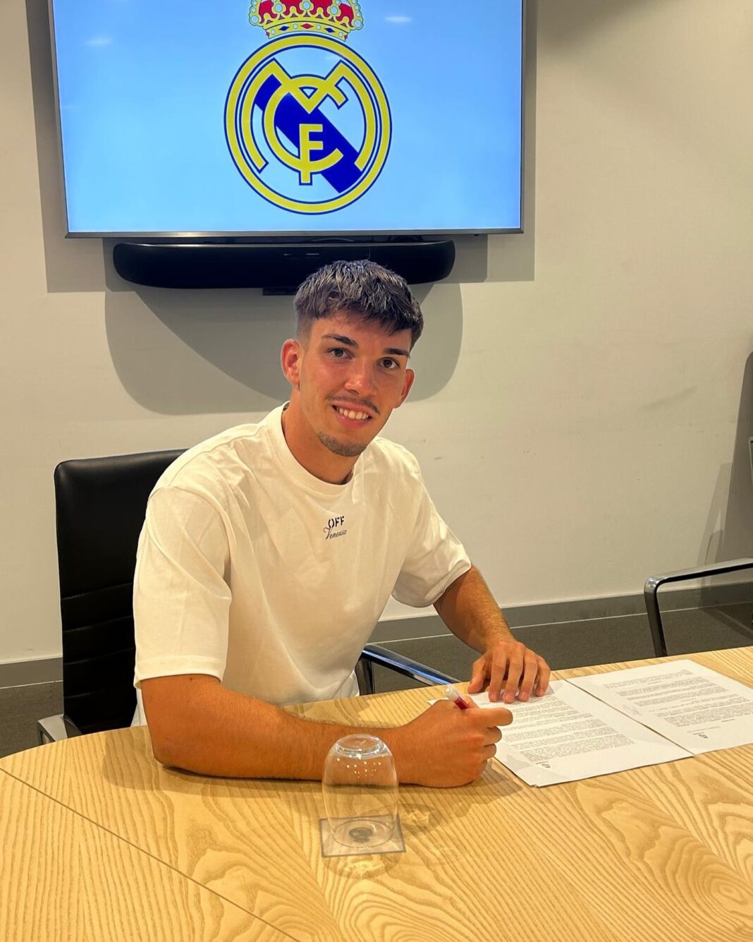 El valenciano Álex Pérez renueva con el Real Madrid