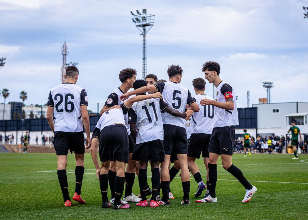 7-4 en la División de Honor Juvenil