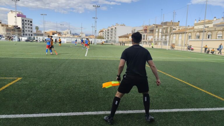 El Atlético Saguntino sale líder de Almassora en un partido con linieres en Primera Cadete