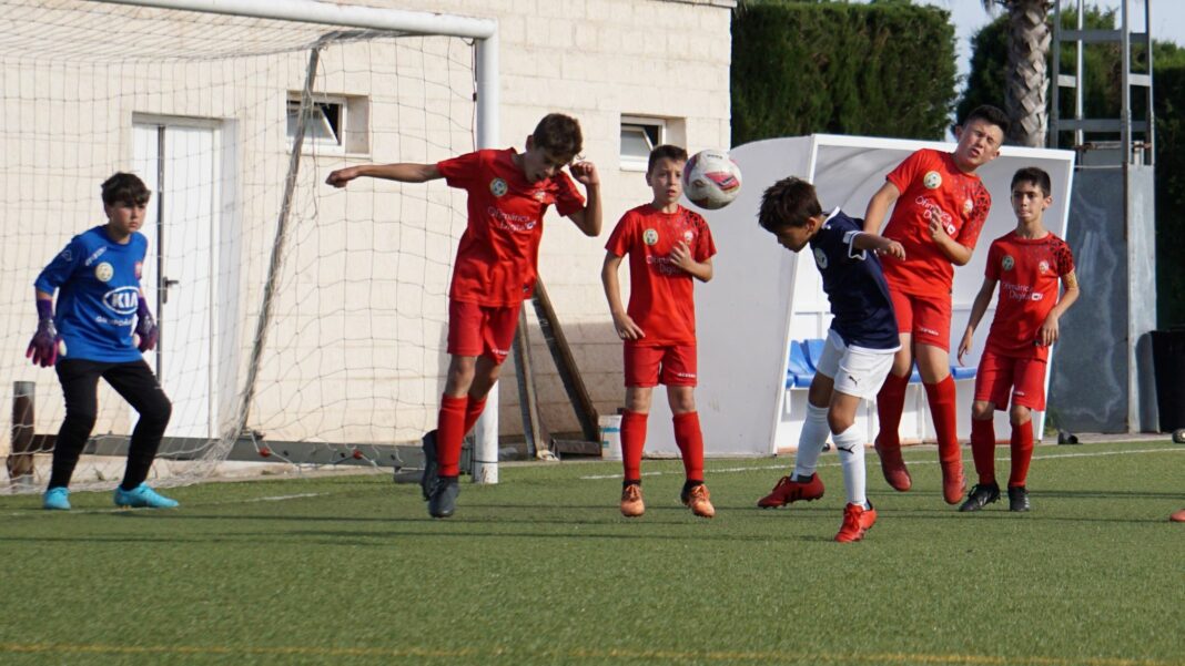 Cabezazo en un partido de fútbol