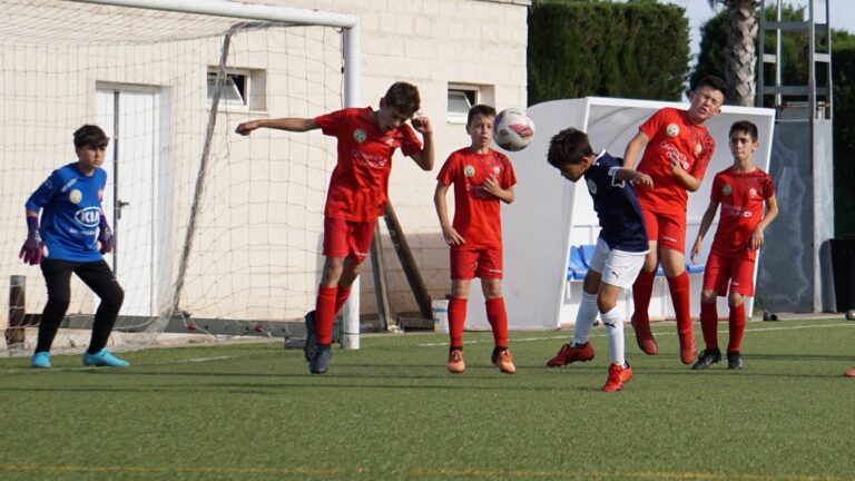 Cabezazo en un partido de fútbol