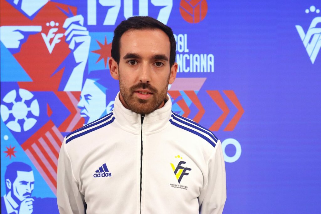 a més d'integrar professionals amb experiència a les categories que poden aportar les seves capacitats i coneixements en benefici del creixement de cos tècnic i jugadors