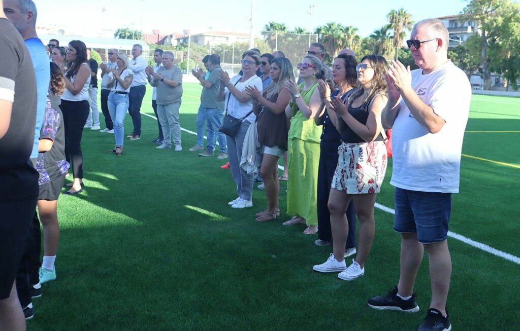 Los trabajadores de la FFCV també van ser homenajeados sobre el nou césped del Camp Municipal de Benetússer.
