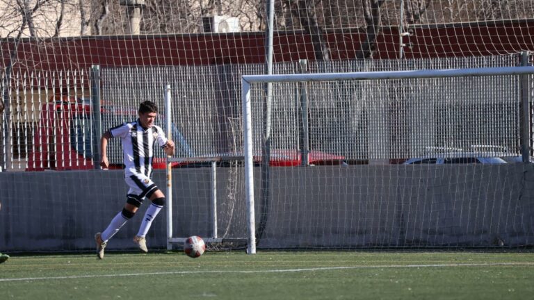 Póker de goles de Fajardo para dar la victoria a su equipo