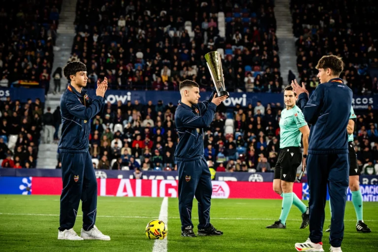Tres campeones de España granotes hicieron el saque de honor en el Ciutat de València