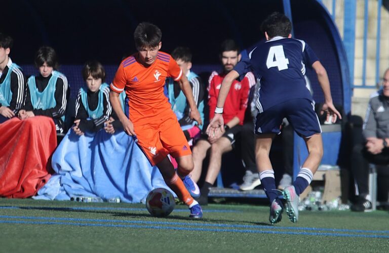 Se le escapó la victoria a la Selecció sub14, pero jugará las semis