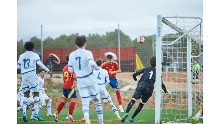 España sub16 golea a Suiza con gol de David Albelda