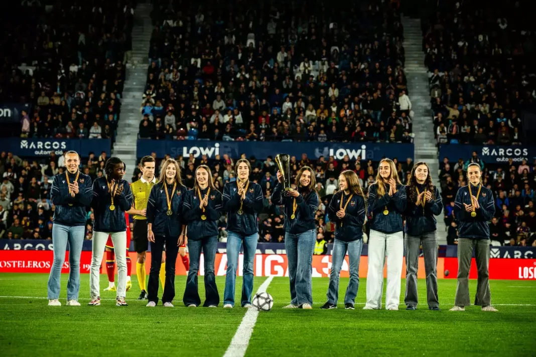 El Ciutat de Valencia homenajea a las campeonas granotes