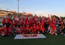 El Benjamín A del At. Moncadense celebra su campeonato por todo lo alto
