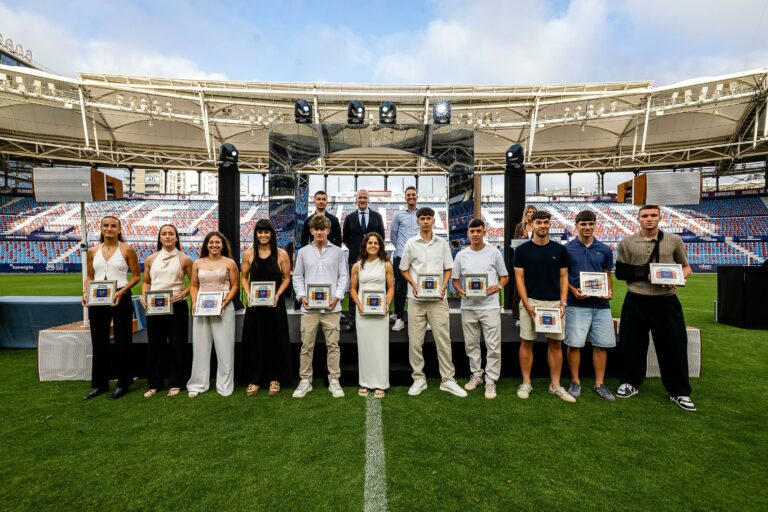 El Levante UD reconoce la trayectoria de 12 canteranos tras una década en el club