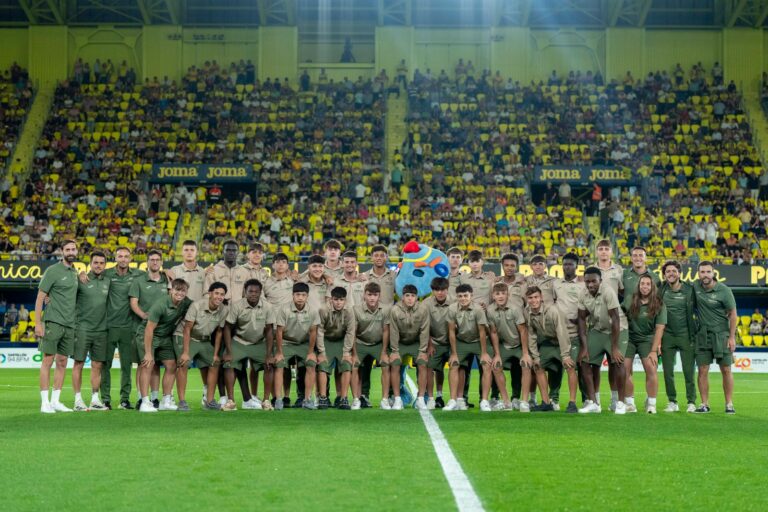 El Cadete del Villarreal CF ofreció su título en La Cerámica